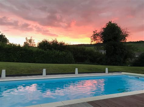 Piscine enterrée avec couché de soleil CAP CONCEPT L Eau Bien Être