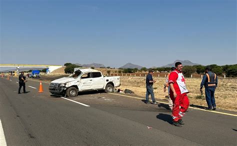 Mazatlecos sufren una volcadura en la autopista Durango Torreón