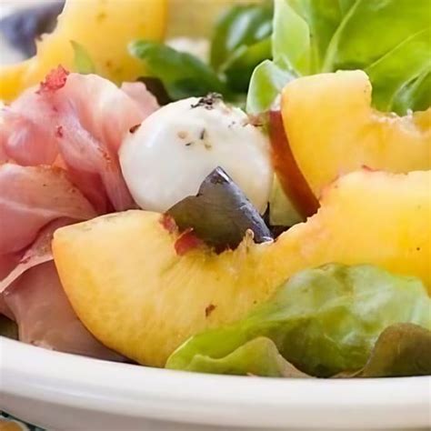 Gemengde Salade Met Mozzarella Perzik En Prosciutto Jumbo