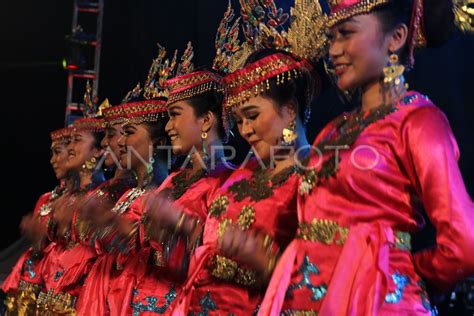 TARI TRADISIONAL DARI SULAWESI TENGGARA ANTARA Foto