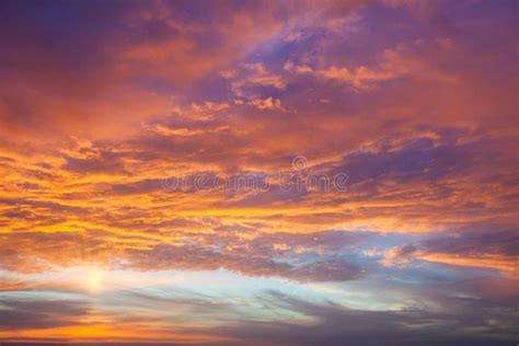 Fondo Mágico Del Cielo Real Del Ocaso Foto de archivo Imagen de azul