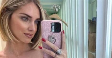 Perché lo fa Chiara Ferragni nuda chi la smonta in tempo record