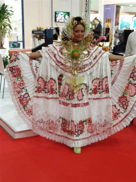 CREACIONES DE POLLERAS POCRÍ Pollera zurcida calada en tonos de coral