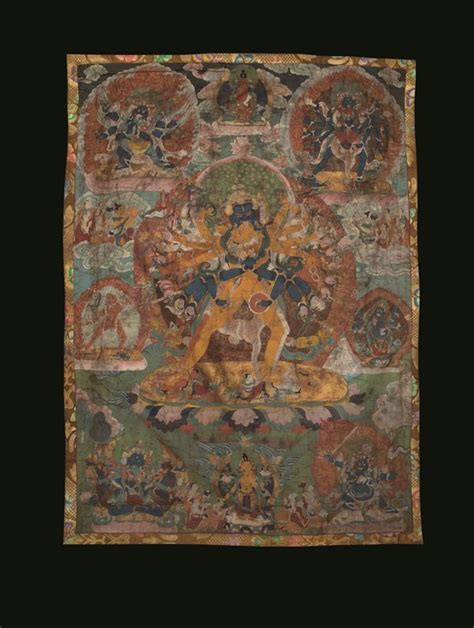 Thangka su seta con figura di divinità centrale stante su fiore di loto