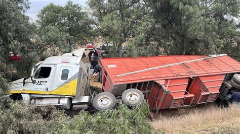 Accidente en la México Pirámides tráiler vuelca con 50 toneladas de