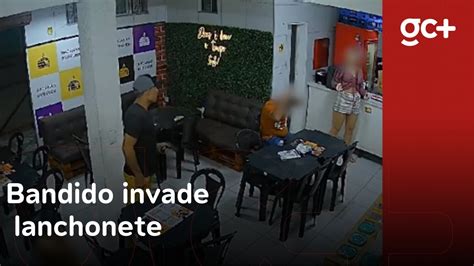 Bandido invade lanchonete e ameaça atirar em vítimas YouTube