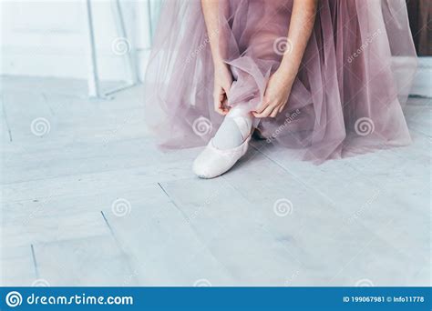 Las Manos De Ballerina Ponen Zapatos De Punta En La Pierna En La Clase