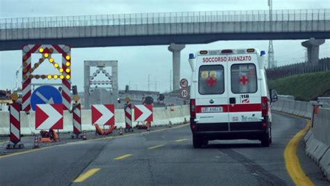 Incidente Sull A Muore Operaio Investito Da Un Camion La Stampa