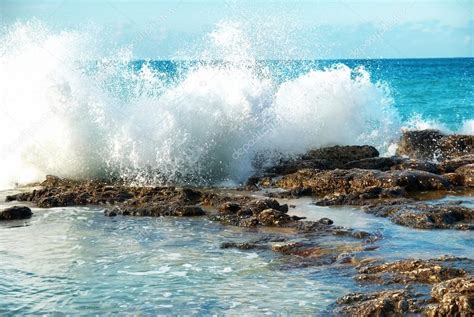 Big waves breaking on shore — Stock Photo © dovapi #77501498