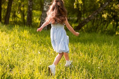 Vue Arri Re D Une Fille Qui Court Dans Le Parc Photo Gratuite