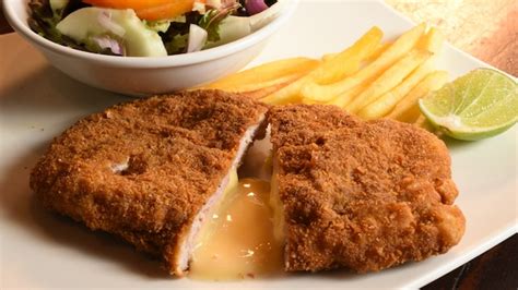 Schnitzel weiner alemán empanado casero con ensalada Foto Premium