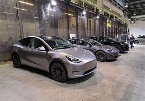 加钱才有！快银色特斯拉 Model Y 现身：选配价高达 21 万爱评测科技头条砍柴网