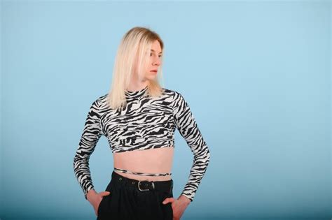 Jovem Gay De Anos Maquiagem Embrulhada Em Bandeira Listrada De Arco Ris Isolada No