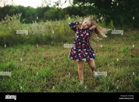 Blonde M Dchen Laufen Und Ziehen Ein Gesicht Im Feld Stockfotografie Alamy