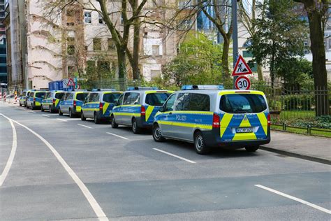 Polizei Hessen Mercedes Benz Vito Kolonne Am 10 04 22 In Frankfurt Am