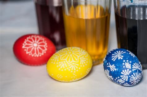 Vasos Con Pintura Para Huevos De Pascua Paso Del Proceso De Pintura