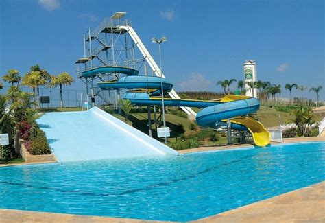 Piscina Com Escorrega - Escorregador de fibra: por que instalar em sua piscina - Belart Fibras
