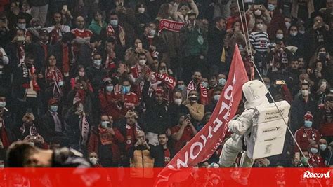 Bola Da Final Da Allianz Cup Foi Entregue Por Um Astronauta