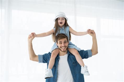 Heureux Père De Famille Aimant Et Sa Fille Enfant Fille Jouant Ensemble