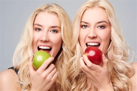 Blonde Zwillinge mit gesunden Zähnen Kostenlose Foto