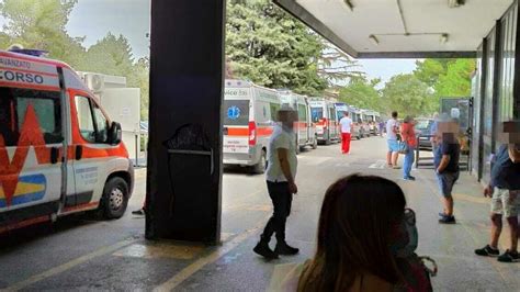 Foggia Caos E Disagi Al Policlinico Riuniti Ambulanze In Coda Al