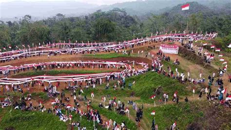 Keren Ribuan Warga Di Pangandaran Ini Bentangkan Bendera Merah Putih