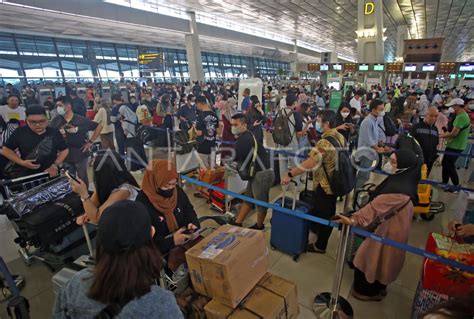 PUNCAK ARUS MUDIK DI BANDARA SOEKARNO HATTA ANTARA Foto