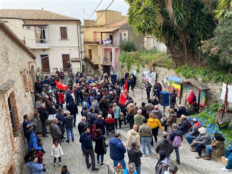 Riace Il Popolo Di Lucano Torna In Piazza Insieme A Mimmo Per