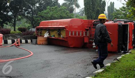 Terbalik Truk Tangki BBM Bermuatan Penuh Tutupi Ruas Jalan Tegar