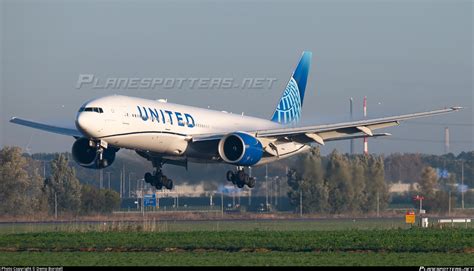 N United Airlines Boeing Er Photo By Demo Airteamimages