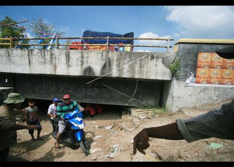 Melintasi Kolong Jembatan Antara Foto