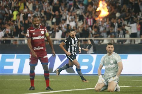 Tiquinho ganha elogios de Luis Castro no Botafogo Não é importante só