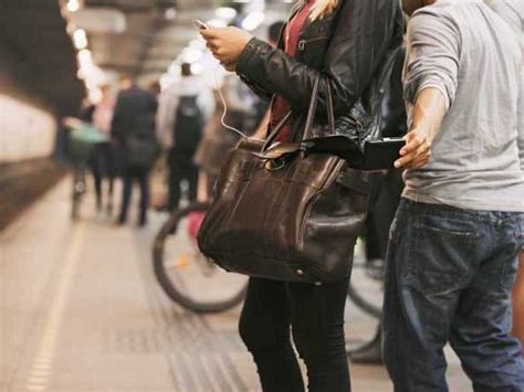 Así es como actúan los carteristas en el Metro de Barcelona Los