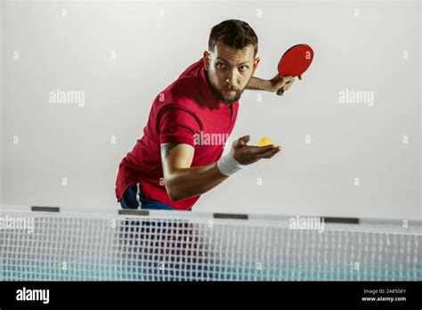 Respuesta Joven Juega Tenis De Mesa En Blanco De Fondo De Estudio