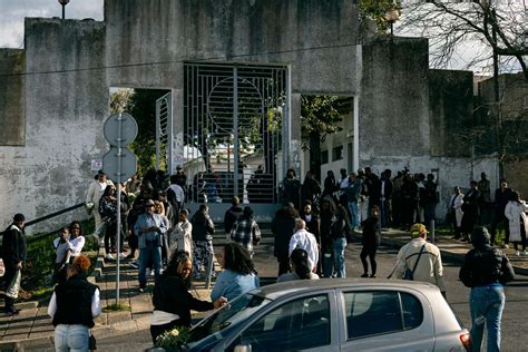 Centenas de pessoas e balões brancos na despedida de Odair Moniz