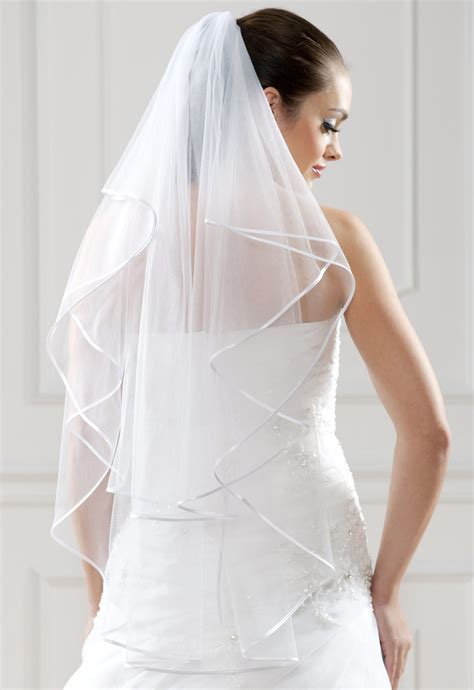 Voile de mariée ivoire ou blanc avec fine bordure satin Alina