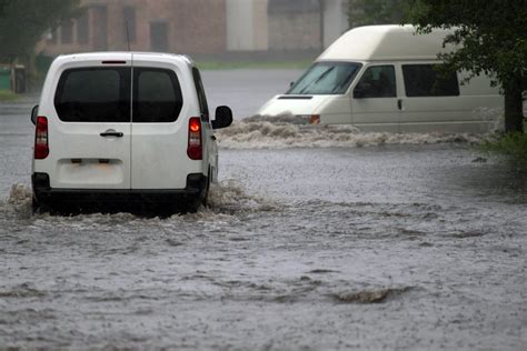 Maltempo Esonda Il Lambro Piogge Intense A Milano