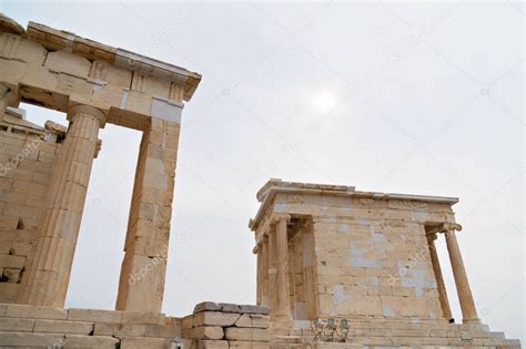 El Templo De Niki Apteros Y El Propylaea En La Acr Polis Ateniense