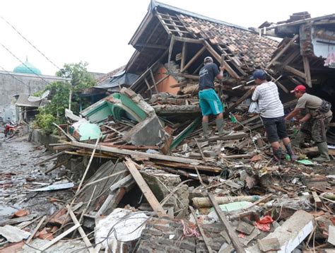 N Mero De Fallecidos Llega A Los Tras Tsunami Volc Nico En Indonesia