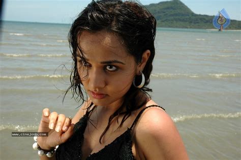 Nisha Kothari New Hot Stills Photo Of