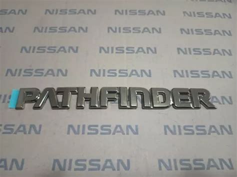 Emblema Nissan Pathfinder Dorado Original