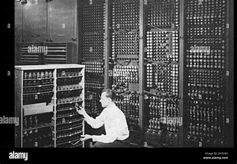 Calculateur Eniac Un Technicien Qui Change Un Tube Au Terrain D Essai