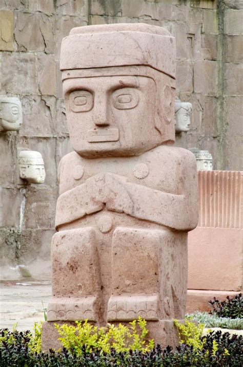 Esculturas De Talla De Piedra De Tiwanaku Imagen De Archivo Imagen De