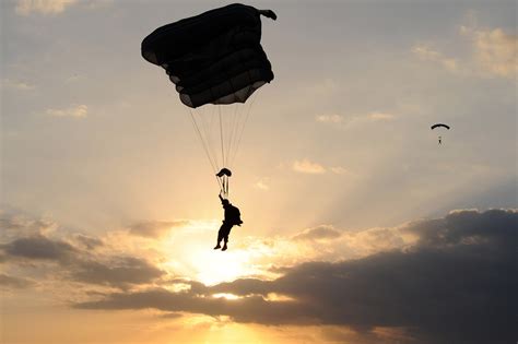 1000 Free Parachuting And Parachute Images Pixabay