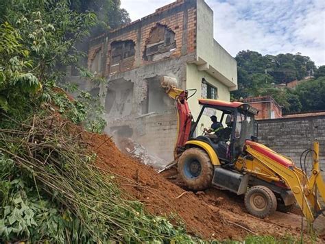 Prefeitura desfaz edificação em área de risco no Recreio São Jorge