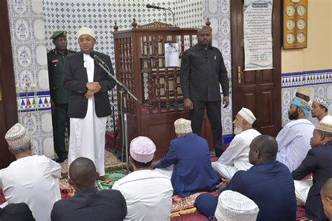 RAIS DK MWINYI AJUMUIKA NA WANANCHI KATIKA SALA YA IJUMAA MASJID BARWAN