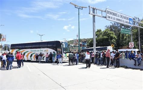 Bloquean La Autopista Por Horas Normalistas De Ayotzinapa Piden