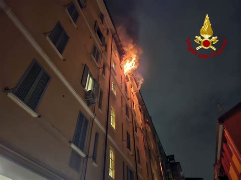 Incendio A Milano Fiamme In Un Appartamento Una Persona In Ospedale