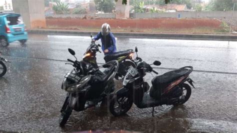 Foto Waspadai Hujan Disertai Petir Dan Angin Kencang Di Jakarta Sore Ini