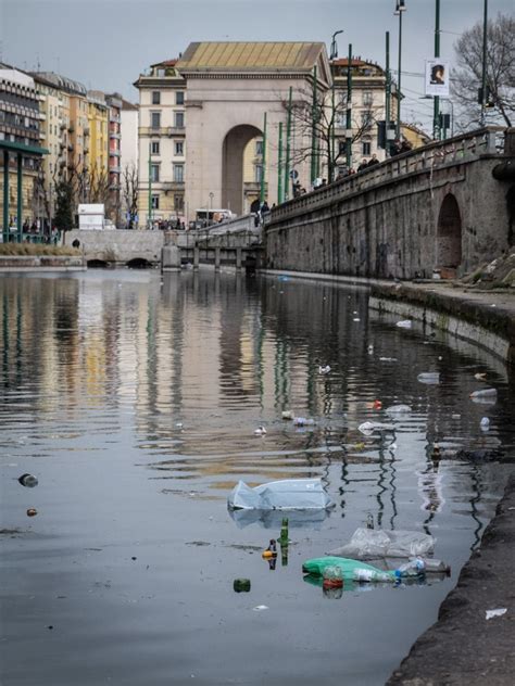 Torna Lacqua Nel Naviglio Grande E Anche La Sporcizia Corriere It